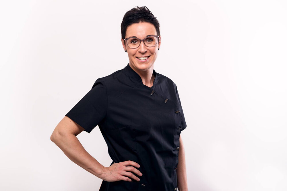 Sandra Weber, Inhaberin von Kosmetik Team Visage in Illingen, im schwarzen Arbeitskittel