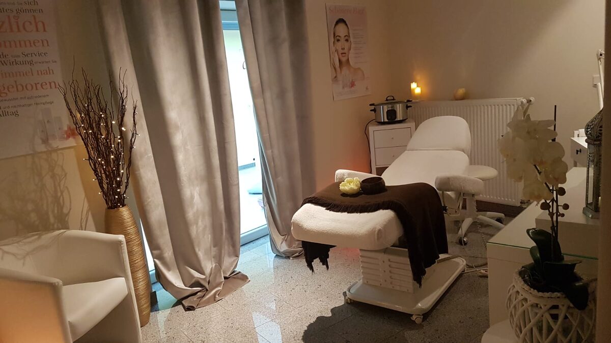 Behandlungsraum bei Kosmetik Team Visage in Illingen mit Behandlungsliege, Kerzenlicht und Orchidee